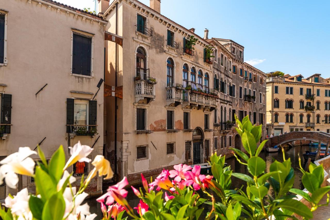 Ln Luxe Apartment Venice Canal View Exteriör bild