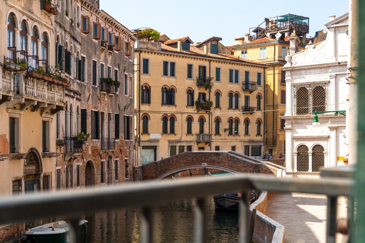Ln Luxe Apartment Venice Canal View Exteriör bild